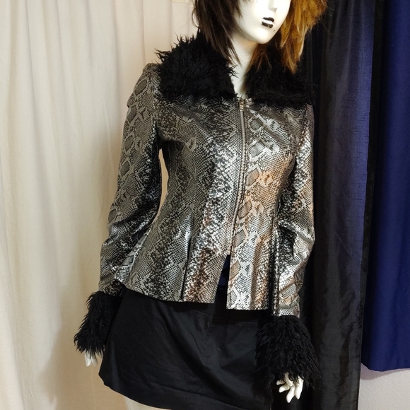 Snake pattern jacket. - Picture 1 of 4